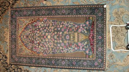 null Tapis en réplique de tapis de prière Perse, fond gris bleu au vae de fleurs...