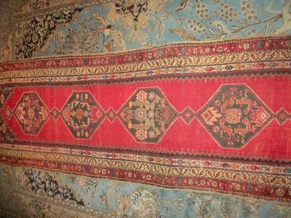 null Galerie, Nord Ouest de la Perse, fond rouge, décor de sept médaillons bleus...