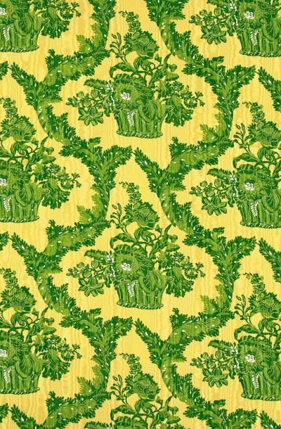null Moire «La Vallière», style du XVIIIème siècle, fond jaune, décor imprimé en...