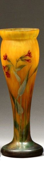 null MADO à Nancy -Vase en verre marmoréen orangé à décor de fleurs au naturel émaillées,...