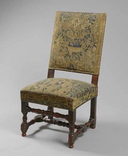 null Chaise en bois naturel mouluré et sculpté. Style du XVIIe siècle. Accidents....