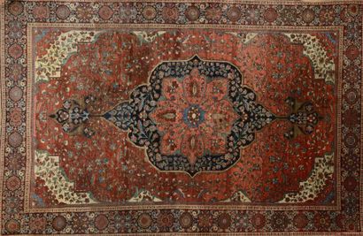 null Tapis à fond rouge, décor de médaillon central, style persan. 2,14 x 1,24m