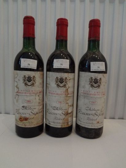 null 3 bouteilles de Château Beau-Séjour Bécot, 1985, niveau haute épaule, une mi-épaule,...