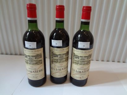  3 bouteilles de Château La Louvière, 1980,niveau deuc légèrement bas, une haute...