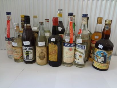 null Lot de 15 bouteilles de spiritueux dont Ouzo, Lemon Squash, Amaro Siciliano,...