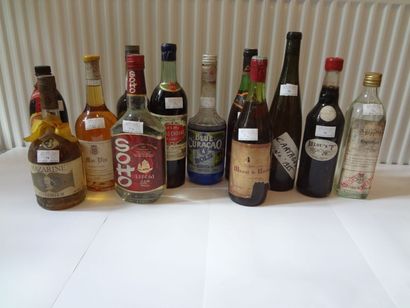 null Lot de 12 bouteilles de spiritueux dont Soho, Curaçao, Anisette, Masari Cusenier,...