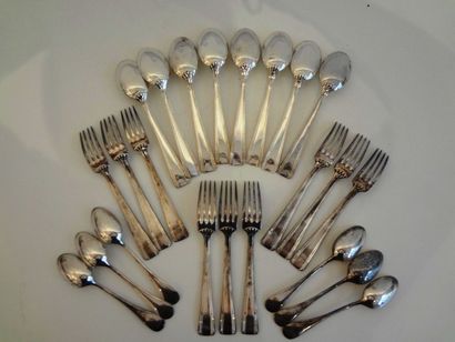 null Lot dépareillé en métal argenté comprenant: huit cuillers de table, neuf fourchettes...