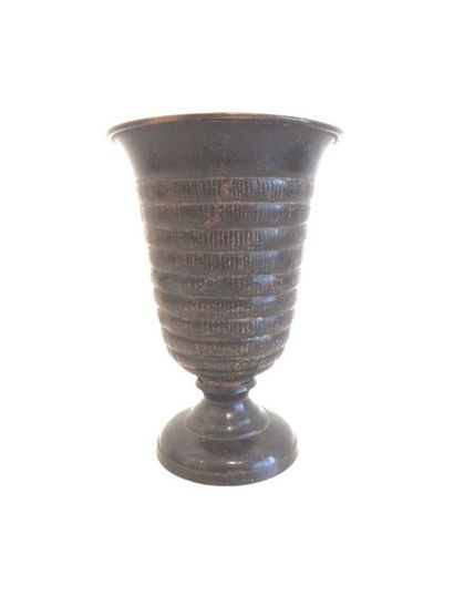 null Vase métallique piedouche à décor de godrons striés, 

Travail moderne