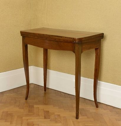 null Table à jeux, en bois naturel mouluré

Style Louis XV, début XIXe siècle.