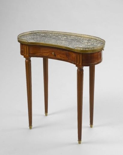 null Petite table rognon en bois de placage, dessus de marbre enchassé dans une galerie...