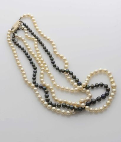 null COLLIER composé de deux rangs de perles de cultures blanches et un rang de perles...