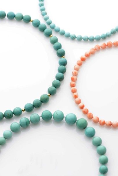 null LOT comprenant QUATRE COLLIERS de perles imitant la turquoise et le corail,...
