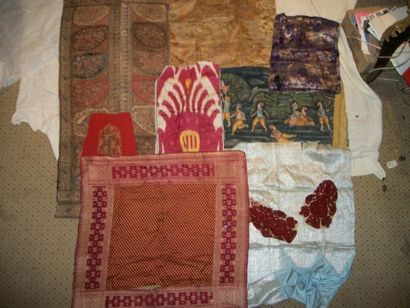 null Réunion de textiles asiatiques: ikat d'Ouzbékistan,batik d'Inde,fragments de...