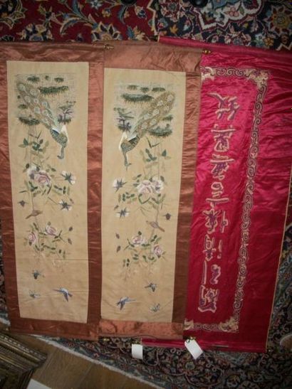 null Réunion de trois tentures,Chine,vers 1900,satin rouge décor brodé d'un voeu...