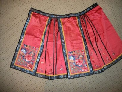 null Mang Qun ou jupe tablier double,Chine,dynastie Qing,circa 1900,satin rouge brodé...
