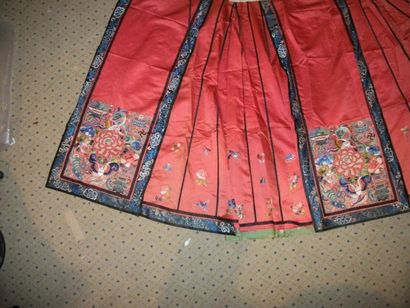 null Mang Qun ou jupe tablier double,Chine,dynastie Qing,circa 1900,satin rouge brodé...