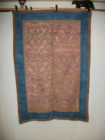 null Couverture,Chine,Wangguangxi,façonné,fond tabac,décor en camaïeu de soie rose...
