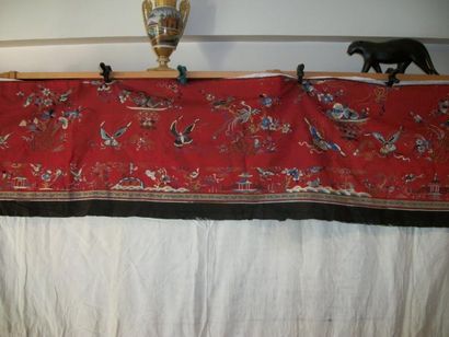 null Bandeau,Chine,1900,coton rouge,brodé en soie polychrome et fil d'or d'un phénix,papillons,branches...