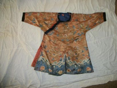 null Jifu ou robe dragon pour enfant,Chine,1900,satin rouge,brodé en soie polychrome...