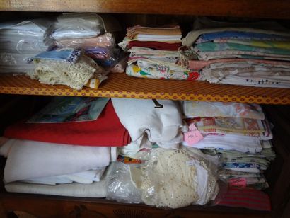 null "Lot de linge de maison (/15) et sacs de dame, gants, chapeaux et foulard (...