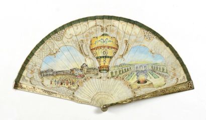 null Le ballon de Versailles

Eventail de type brisé en ivoire repercé et peint à...