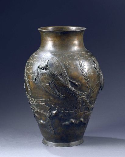 null JAPON - Vase en bronze repoussé à décor de phenix et dragons, cachet sous le...