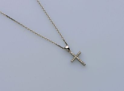 null PENDENTIF « croix », et sa chaînette, en or gris (750 millièmes) serti de diamants.

Long....