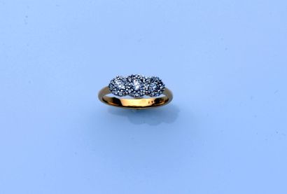 null BAGUE en or jaune et or gris (750 millièmes) sertis de trois diamants taille...