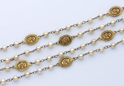 null CHANEL - SAUTOIR en métal orné de perles blanches fantaisie baroques alternées...