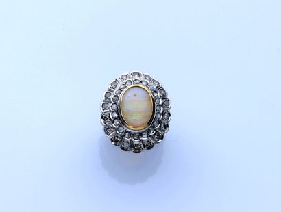 null BAGUE en or gris (750 millièmes) serti d’une opale cabochon de forme ovale entouré...
