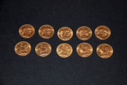 null Dix pièces en or de vingt francs France, frottées, usées. Poids brut total :...