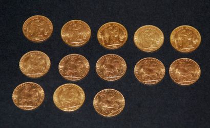 null Treize pièces en or de vingt francs France, frottées, usées. Poids brut total...