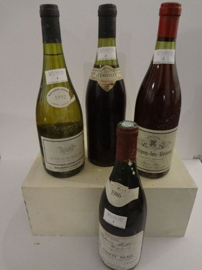 null Lot de quatre bouteilles de Bourgogne:

- 1 bouteille de chez Faivelet

- 1...