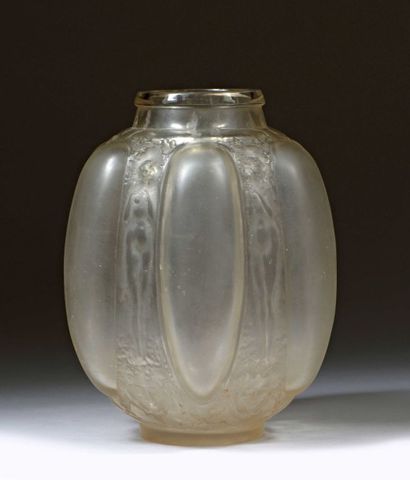 null Dans le gout de Lalique - VASE en verre moulé à décor de cariatides, 

Début...