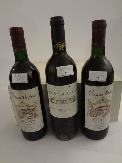 null 2 bouteilles, Château Bruhaut, 1987, Grave

1 bouteille, Château La Garde, 1996,...