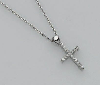 null PENDENTIF «croix», et sa chaînette, en or gris (750 millièmes) serti de diamants...