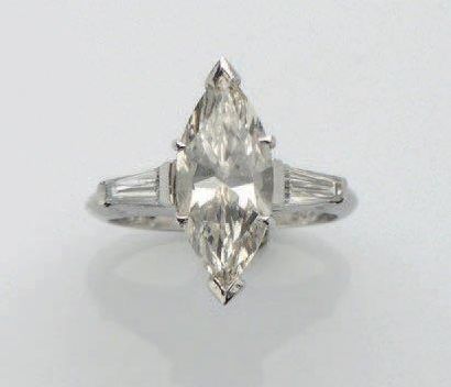 null BAGUE solitaire en platine (900 millièmes) serti d'un diamant taille navette,...