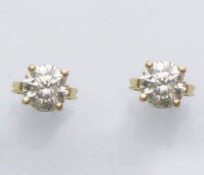 null PAIRE DE CLOUS D'OREILLES en or jaune (750 millièmes) serti chacun d'un diamant...