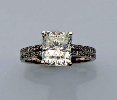 null BAGUE en or gris (750 millièmes) serti d'un diamant taille radian pesant 3,21...