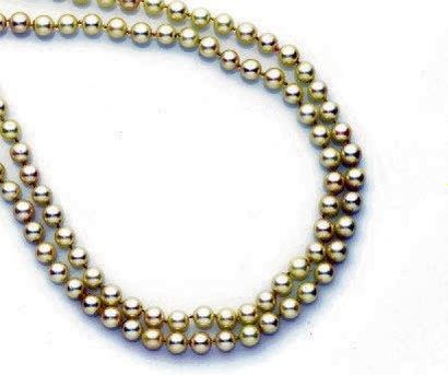 null LONG COLLIER de perles de culture blanche. Diam. des perles: 7 à 7,4 mm. Poids...