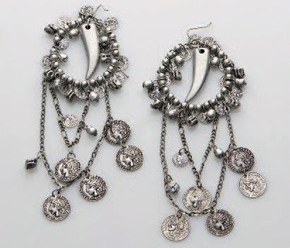 null PAIRE DE LONGS PENDANTS D'OREILLES en métal composé d'un anneau orné de perles...