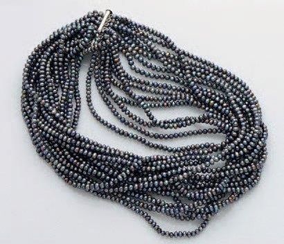 null COLLIER composé de 15 rangs de perles de culture grises, légèrement baroques....