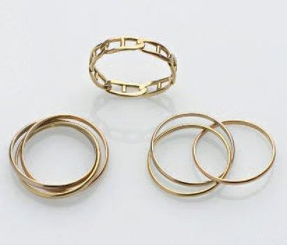 null TROIS BAGUES en or jaune (750 millièmes) comprenant deux bagues «trois anneaux,...