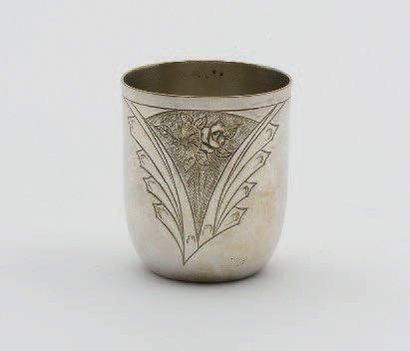 null TIMBALE en métal argenté ciselé à motifs de fleurs. Vers 1900, Art Nouveau....