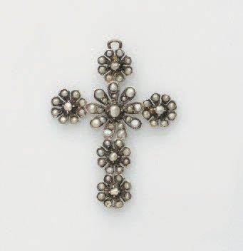 null PENDENTIF «croix» en argent (925 millièmes) serti de petites perles probablement...