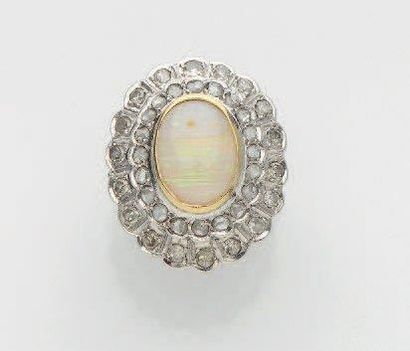 null BAGUE ovale en or gris (750 millièmes) serti d'une opale cabochon entouré de...