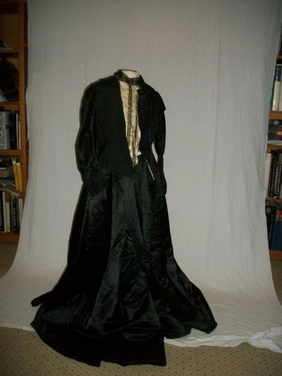 null Robe à tournure (jupe et caraco), fin XIXème siècle, caraco en reps noir, pièce...