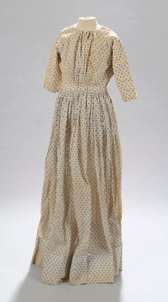 null Robe d'été, vers 1850, taille haute, gaze de coton blanc, imprimée en violet...
