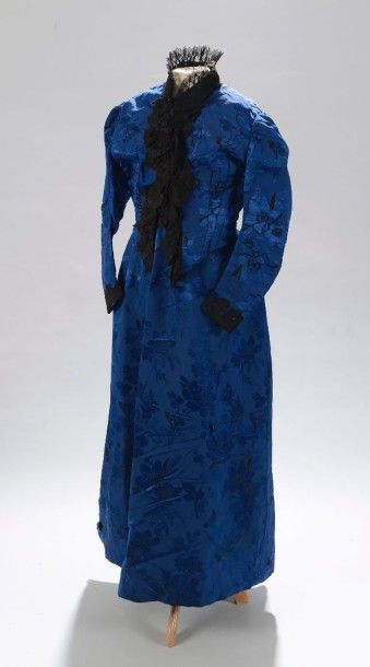 null Robe à tournure (jupe et caraco), fin XIXème siècle, caraco bordé de dentelle...
