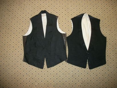 null Deux gilets, un vers 1830, damas noir et l'autre, fin XIXème siècle en laine...